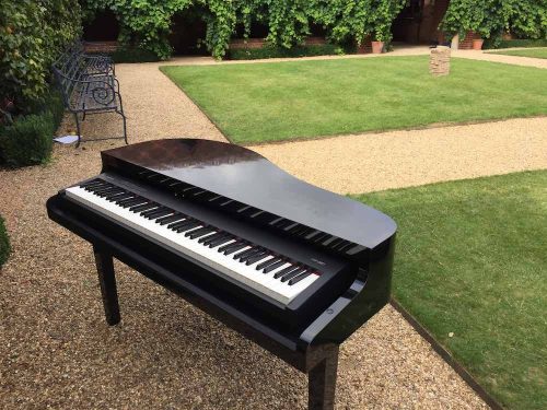 portable-electric-baby-grand-piano-outdoor-wedding-drinks-reception-the-dairy-waddesdon-manor.jpg