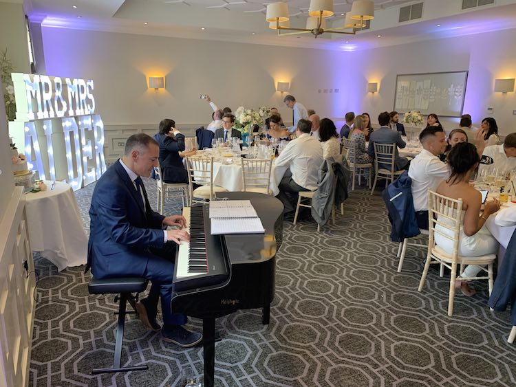 choosing-the-best-wedding-piano-music-sit-down-meal